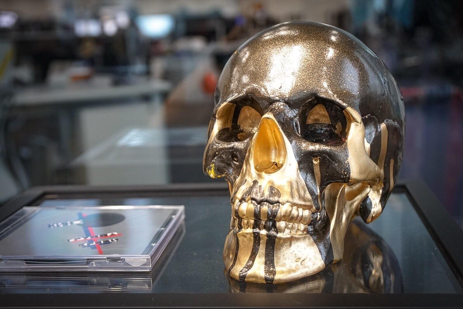 Золотой череп в стиле Death Stranding